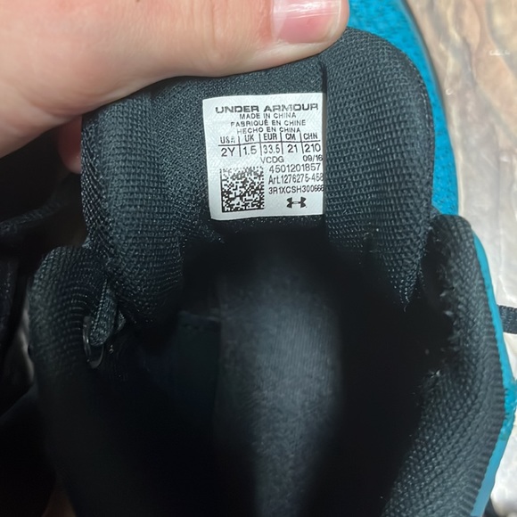 Under armor shoes - Picture 2 of 3